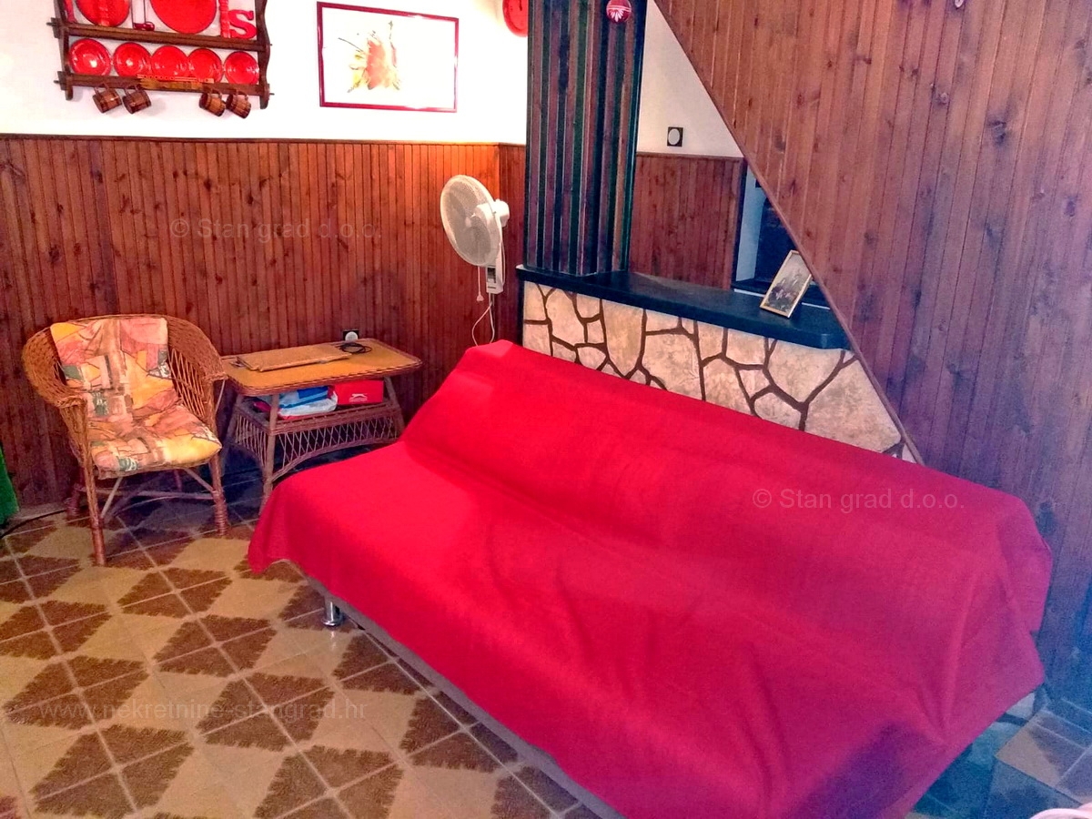 Baška, okolica, kamnita hiša v nizu z lepim vrtom