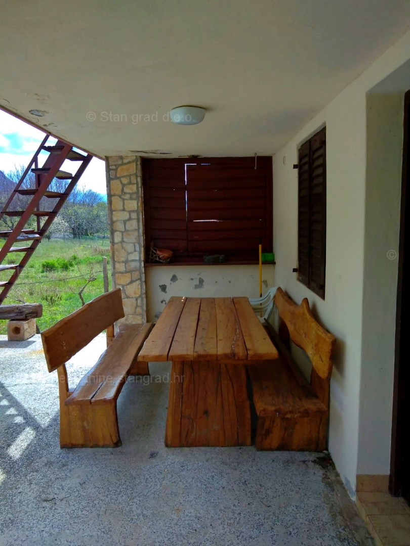 Baška, okolica, kamnita hiša v nizu z lepim vrtom