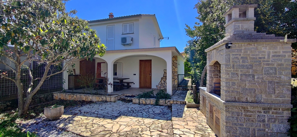 Uvala Soline, okolica, prodaja dvojčka z razgledom na mirni lokaciji!