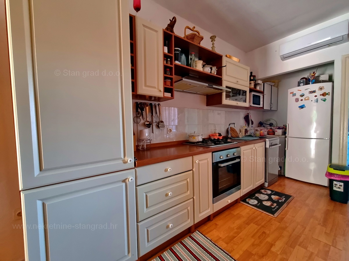 Malinska, opremljen apartma v prvem nadstropju blizu plaže!