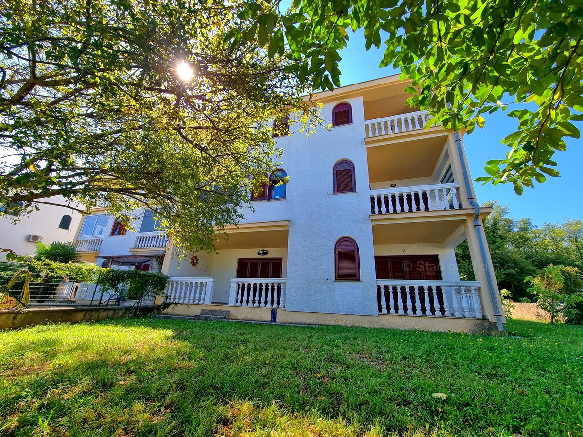 Malinska, opremljen apartma v prvem nadstropju blizu plaže!
