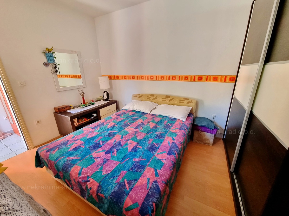 Malinska, opremljen apartma v prvem nadstropju blizu plaže!
