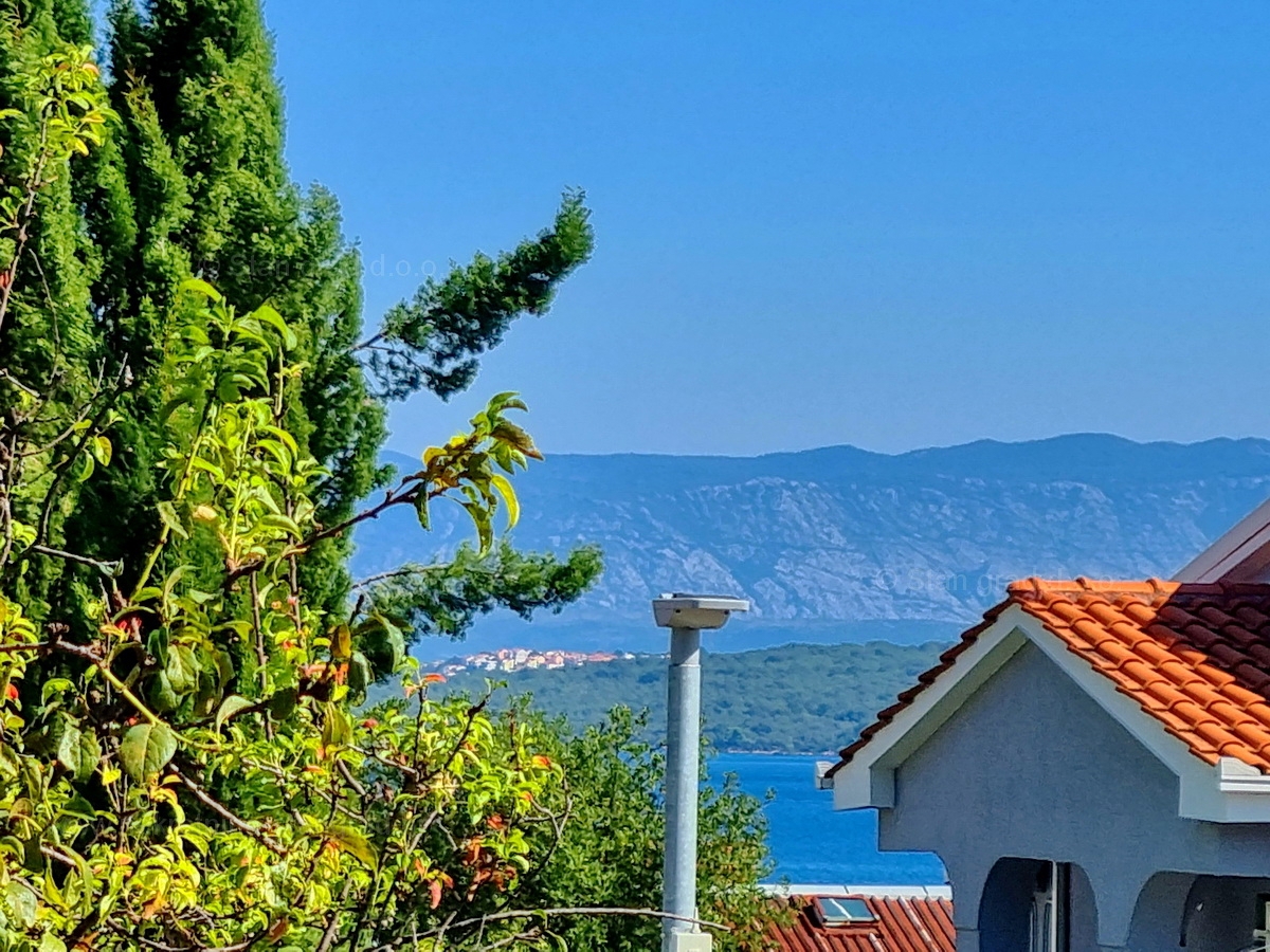 Malinska, opremljen apartma v prvem nadstropju blizu plaže!