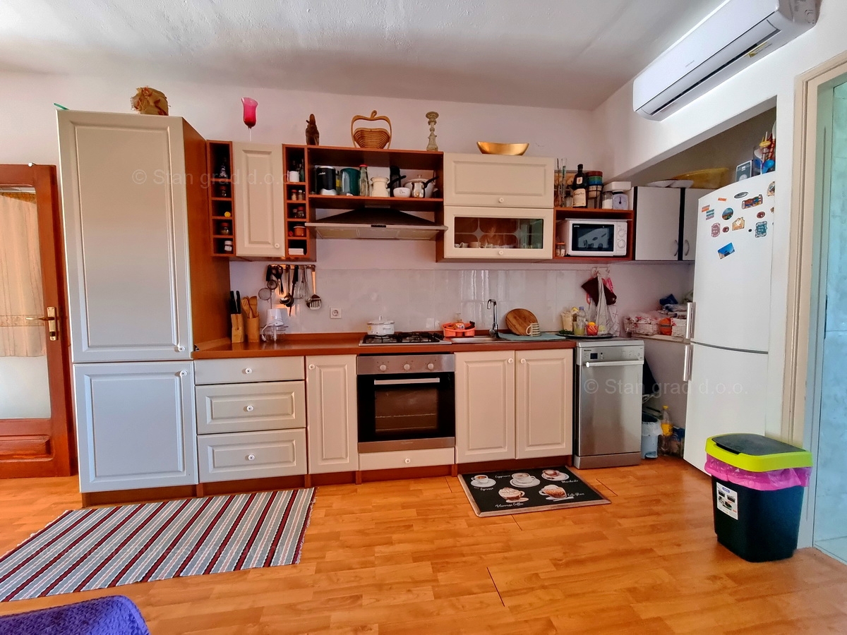 Malinska, opremljen apartma v prvem nadstropju blizu plaže!