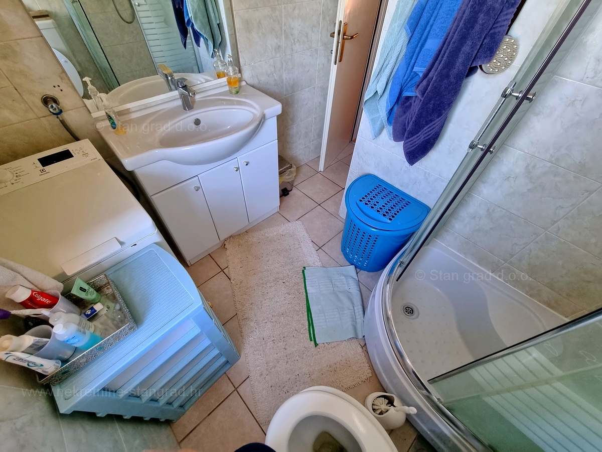 Malinska, opremljen apartma v prvem nadstropju blizu plaže!