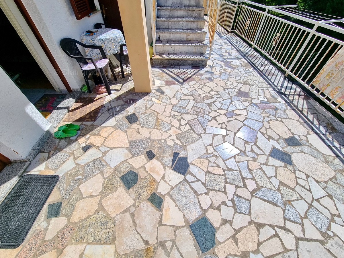 Malinska, opremljen apartma v prvem nadstropju blizu plaže!