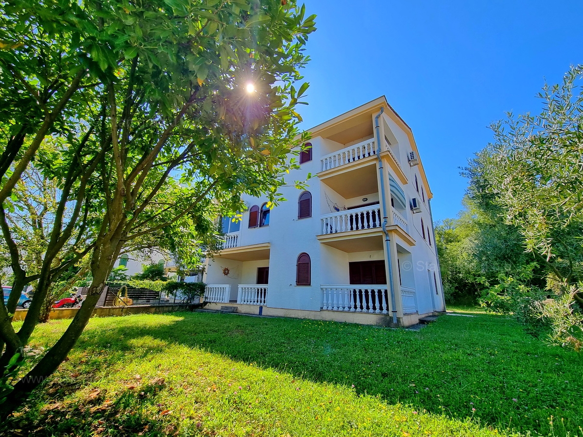 Malinska, opremljen apartma v prvem nadstropju blizu plaže!