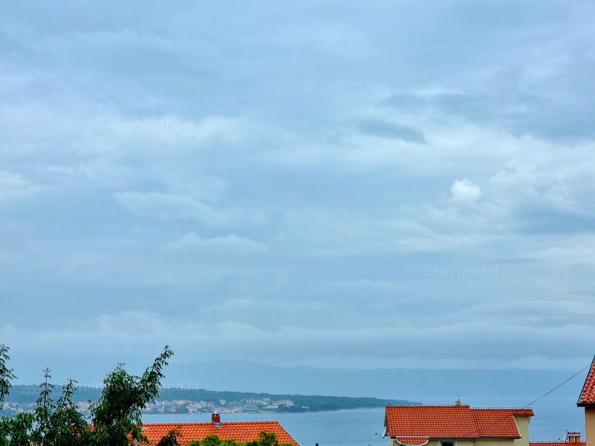 Otok Krk, Malinska, prodaja opremljenega apartmaja v 1. nadstropju, 600 m od morja!