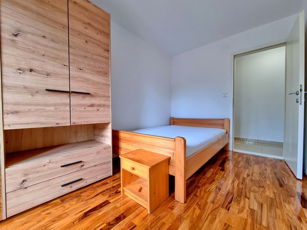 Otok Krk, Malinska, prodaja opremljenega apartmaja v 1. nadstropju, 600 m od morja!