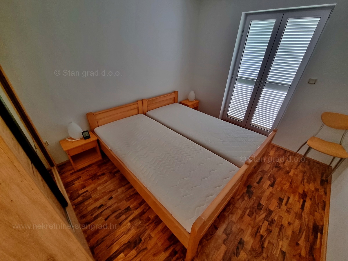 Otok Krk, Malinska, prodaja opremljenega apartmaja v 1. nadstropju, 600 m od morja!