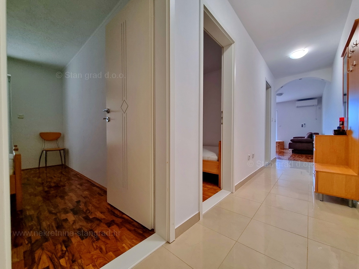 Otok Krk, Malinska, prodaja opremljenega apartmaja v 1. nadstropju, 600 m od morja!