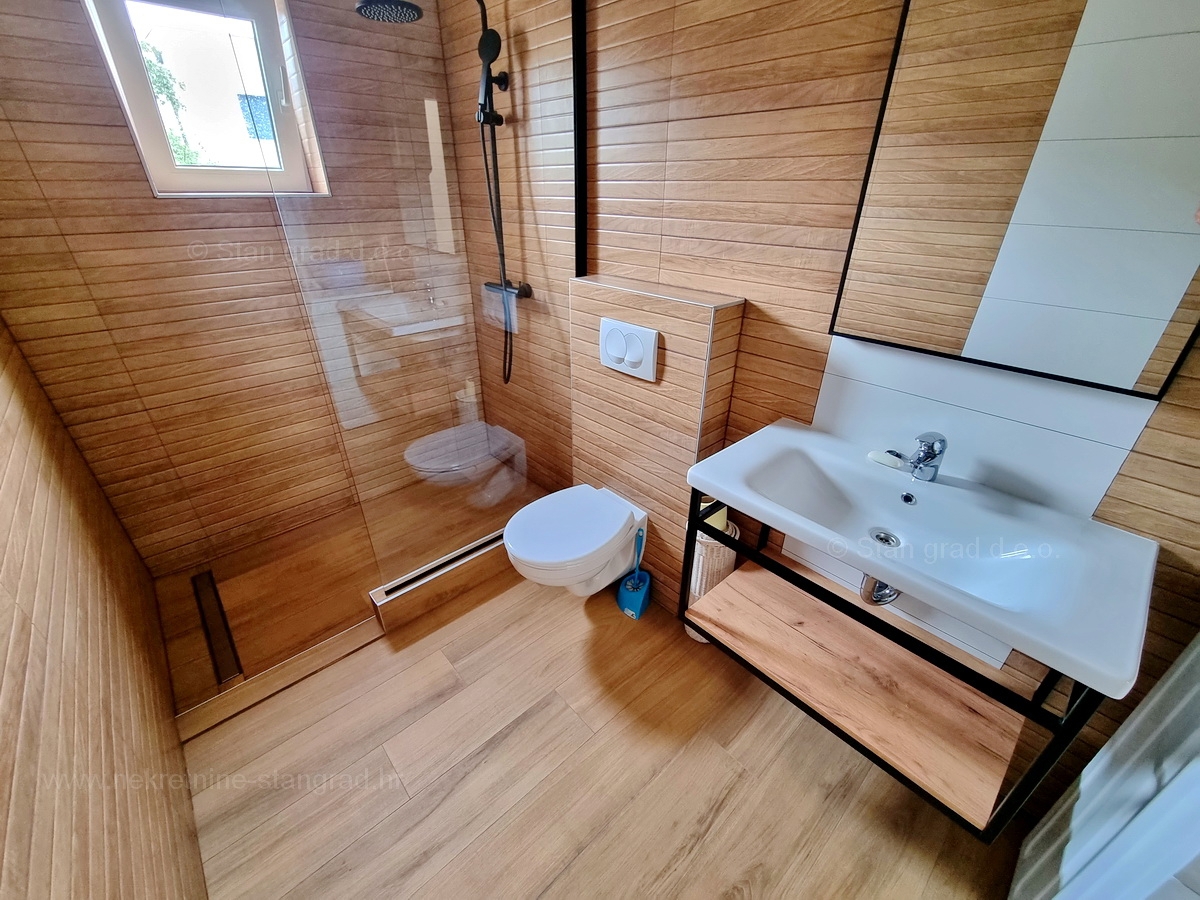 Otok Krk, Malinska, prodaja opremljenega apartmaja v 1. nadstropju, 600 m od morja!