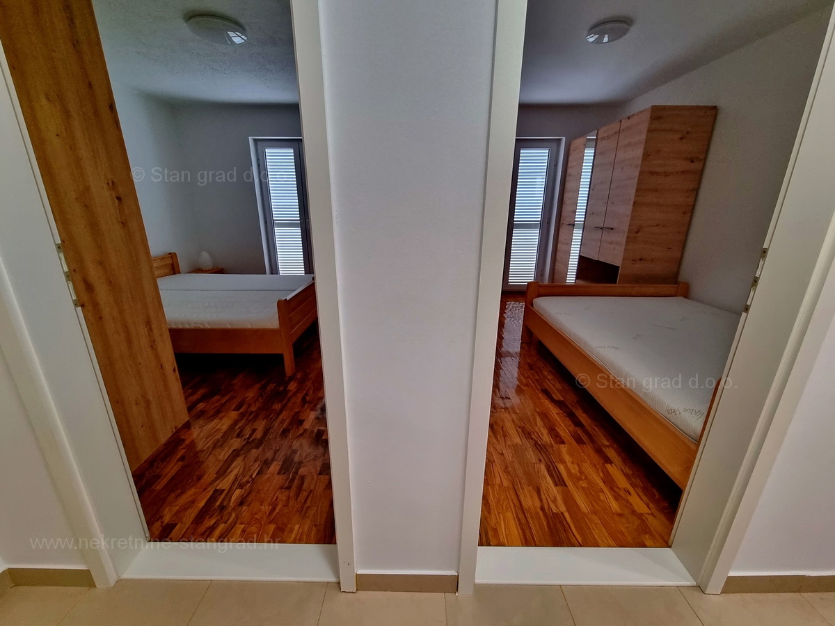 Otok Krk, Malinska, prodaja opremljenega apartmaja v 1. nadstropju, 600 m od morja!
