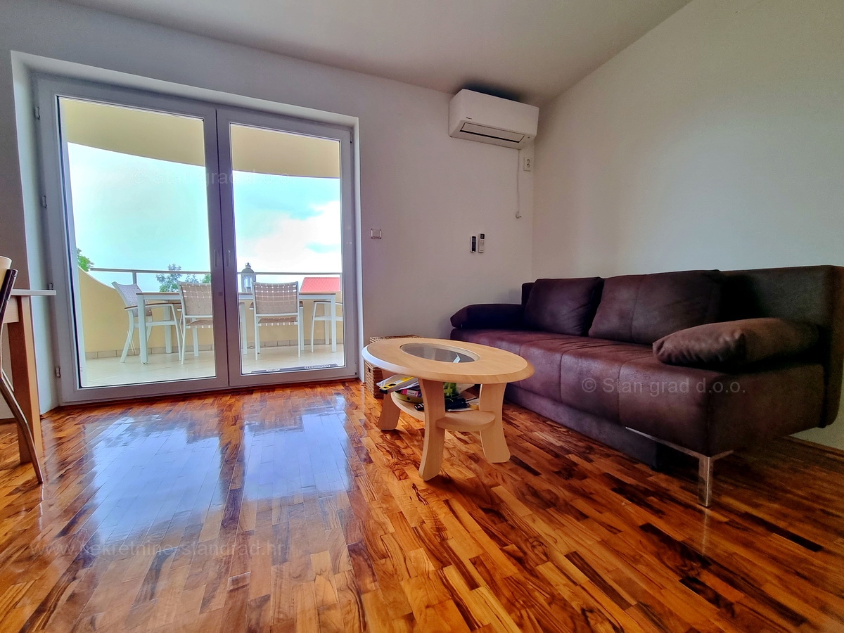 Otok Krk, Malinska, prodaja opremljenega apartmaja v 1. nadstropju, 600 m od morja!
