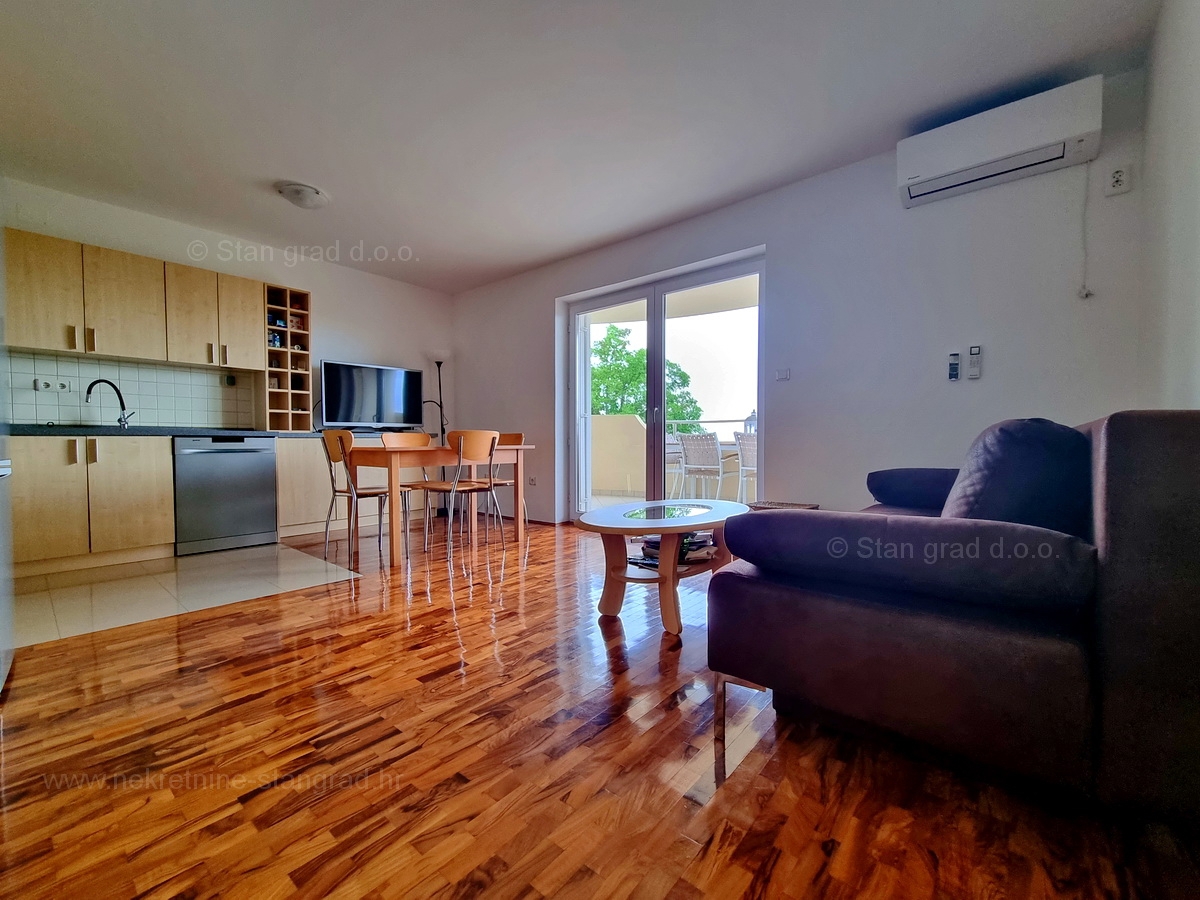 Otok Krk, Malinska, prodaja opremljenega apartmaja v 1. nadstropju, 600 m od morja!