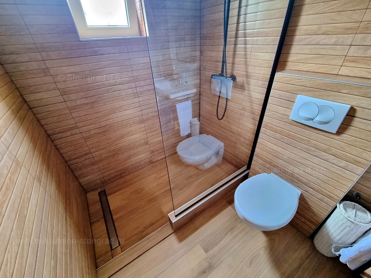 Otok Krk, Malinska, prodaja opremljenega apartmaja v 1. nadstropju, 600 m od morja!