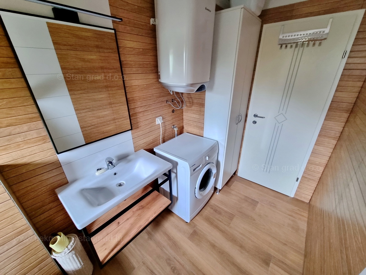 Otok Krk, Malinska, prodaja opremljenega apartmaja v 1. nadstropju, 600 m od morja!