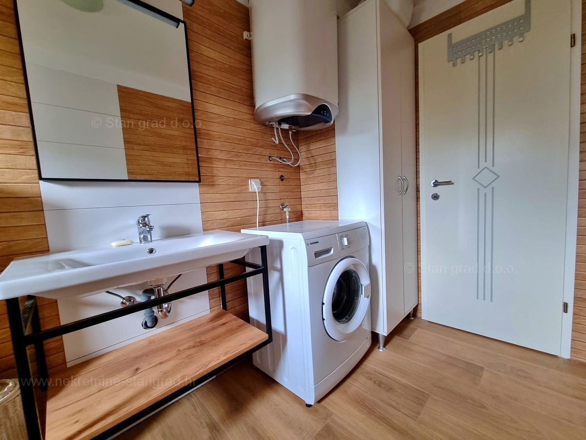 Otok Krk, Malinska, prodaja opremljenega apartmaja v 1. nadstropju, 600 m od morja!
