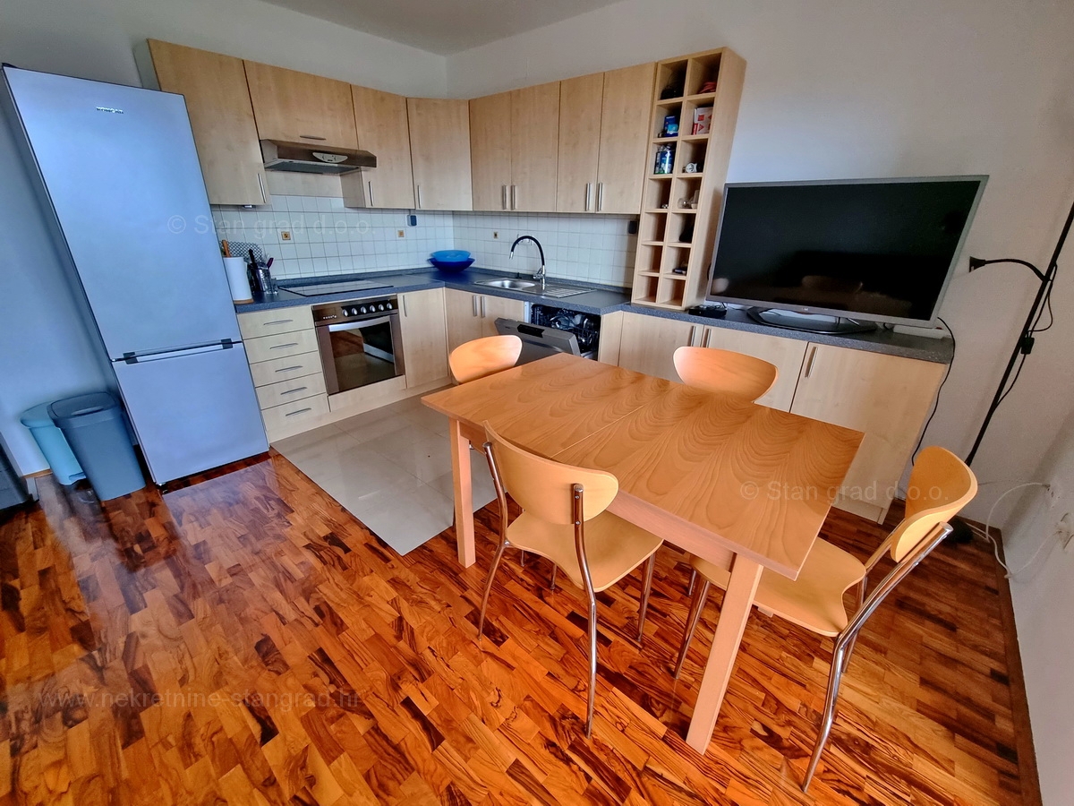 Otok Krk, Malinska, prodaja opremljenega apartmaja v 1. nadstropju, 600 m od morja!
