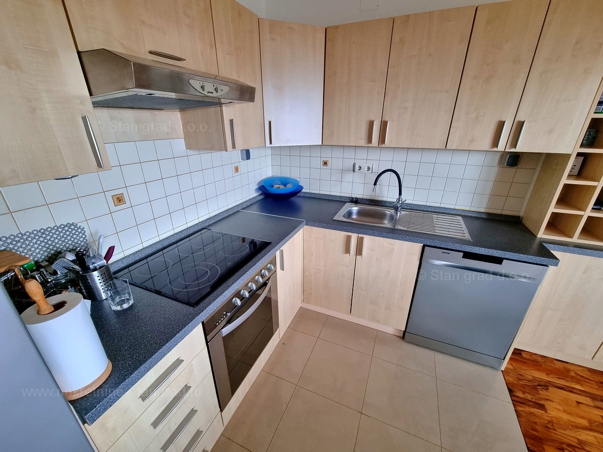 Otok Krk, Malinska, prodaja opremljenega apartmaja v 1. nadstropju, 600 m od morja!