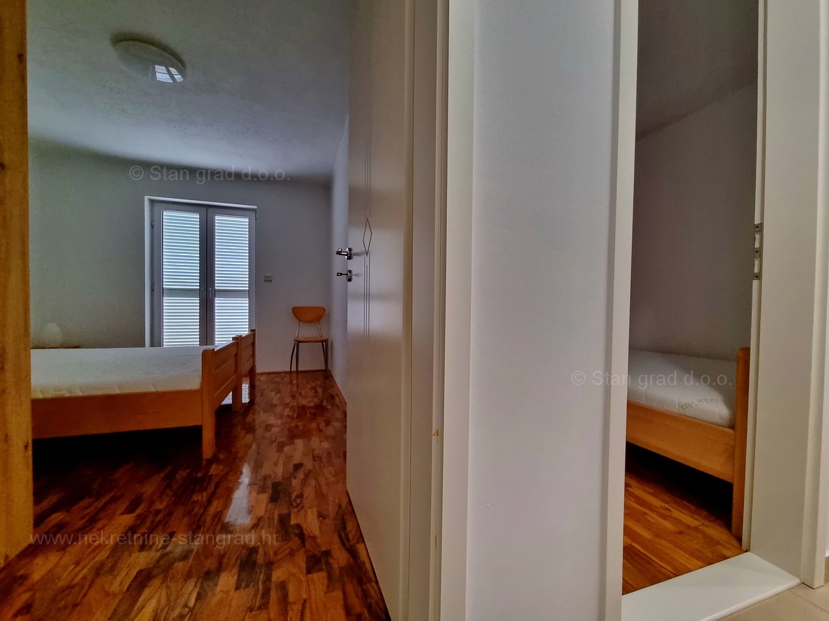 Otok Krk, Malinska, prodaja opremljenega apartmaja v 1. nadstropju, 600 m od morja!