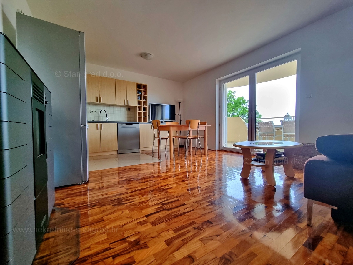 Otok Krk, Malinska, prodaja opremljenega apartmaja v 1. nadstropju, 600 m od morja!