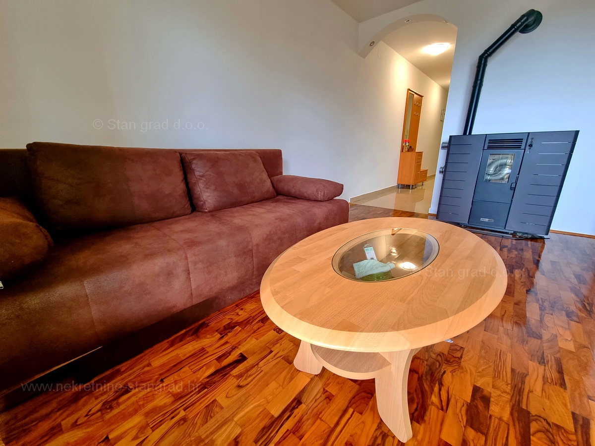 Otok Krk, Malinska, prodaja opremljenega apartmaja v 1. nadstropju, 600 m od morja!