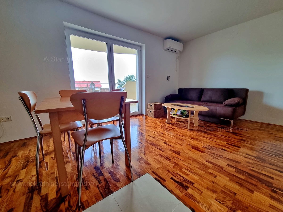 Otok Krk, Malinska, prodaja opremljenega apartmaja v 1. nadstropju, 600 m od morja!