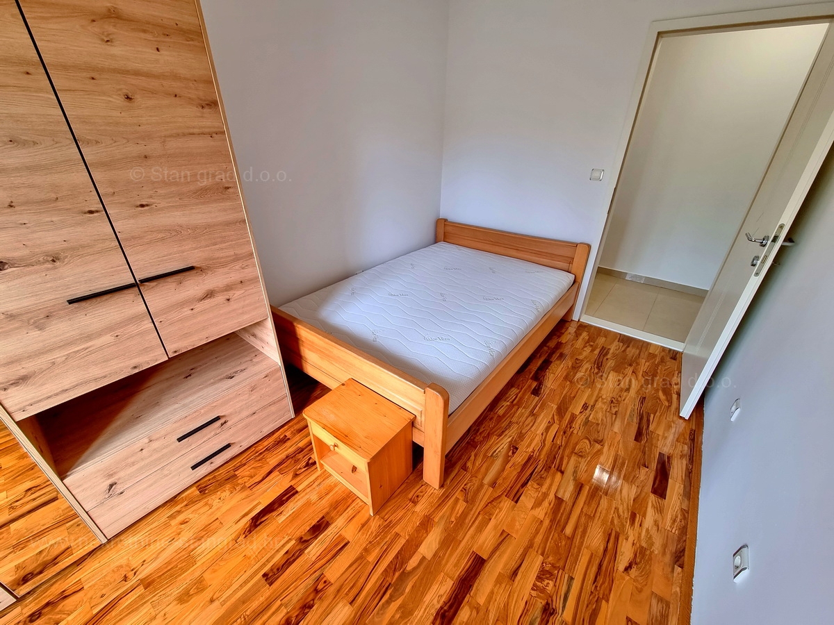 Otok Krk, Malinska, prodaja opremljenega apartmaja v 1. nadstropju, 600 m od morja!
