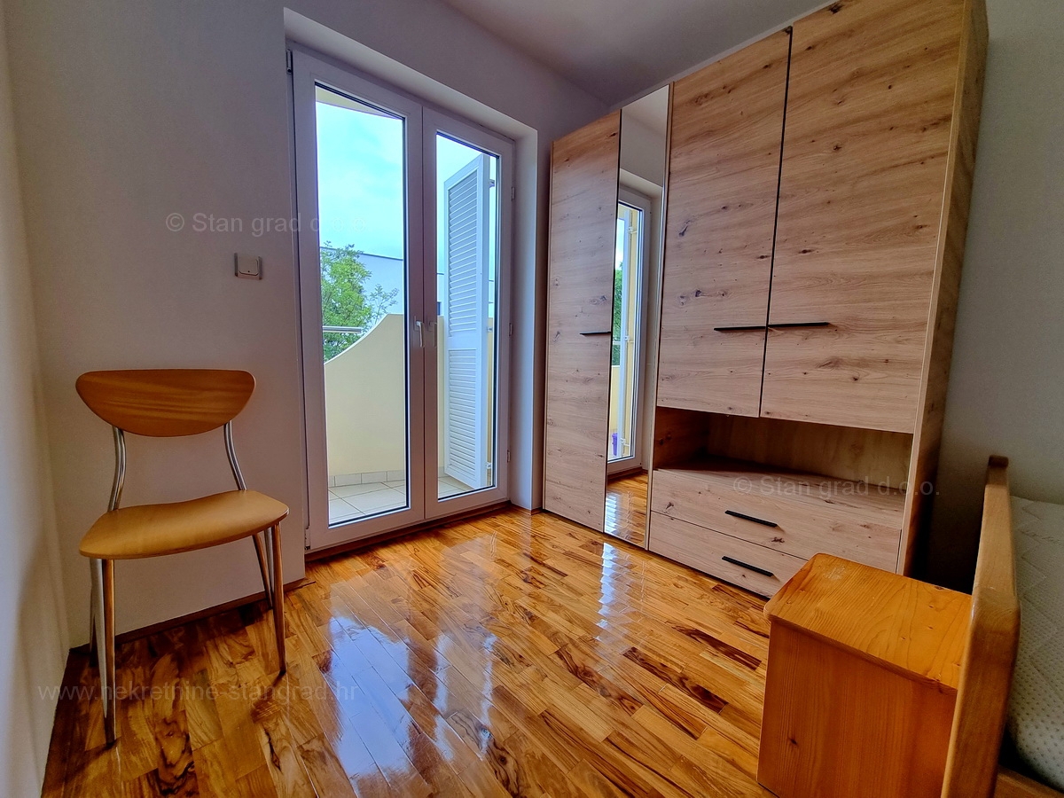 Otok Krk, Malinska, prodaja opremljenega apartmaja v 1. nadstropju, 600 m od morja!