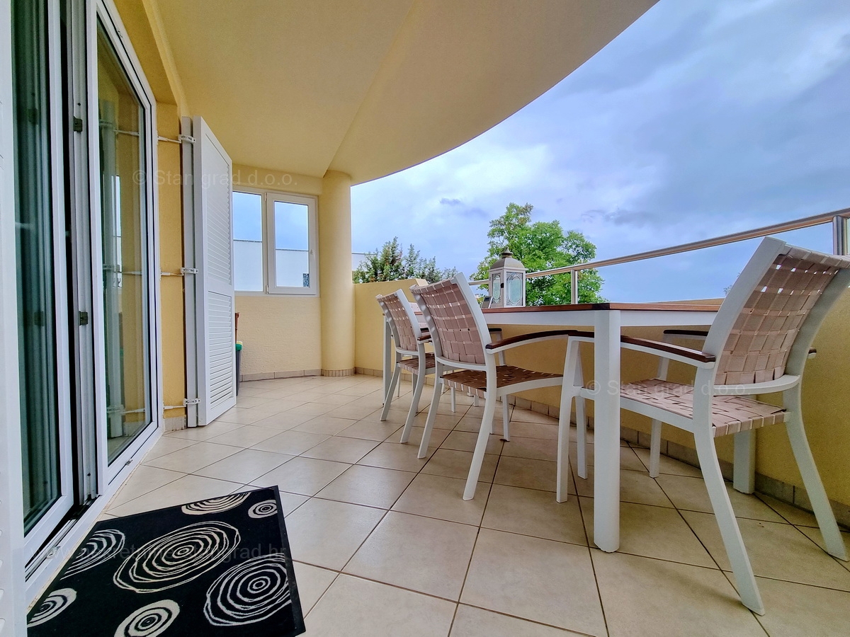 Otok Krk, Malinska, prodaja opremljenega apartmaja v 1. nadstropju, 600 m od morja!