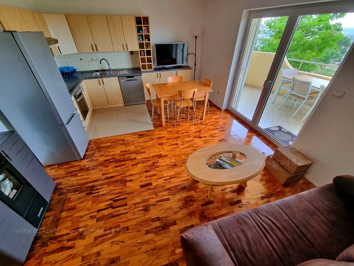 Otok Krk, Malinska, prodaja opremljenega apartmaja v 1. nadstropju, 600 m od morja!