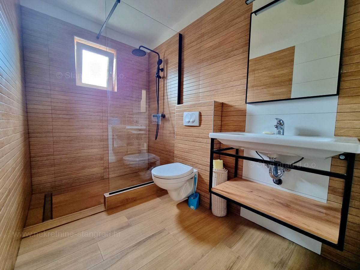 Otok Krk, Malinska, prodaja opremljenega apartmaja v 1. nadstropju, 600 m od morja!