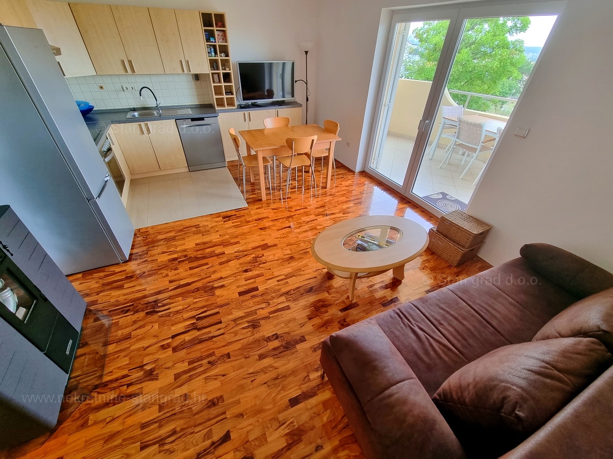 Otok Krk, Malinska, prodaja opremljenega apartmaja v 1. nadstropju, 600 m od morja!