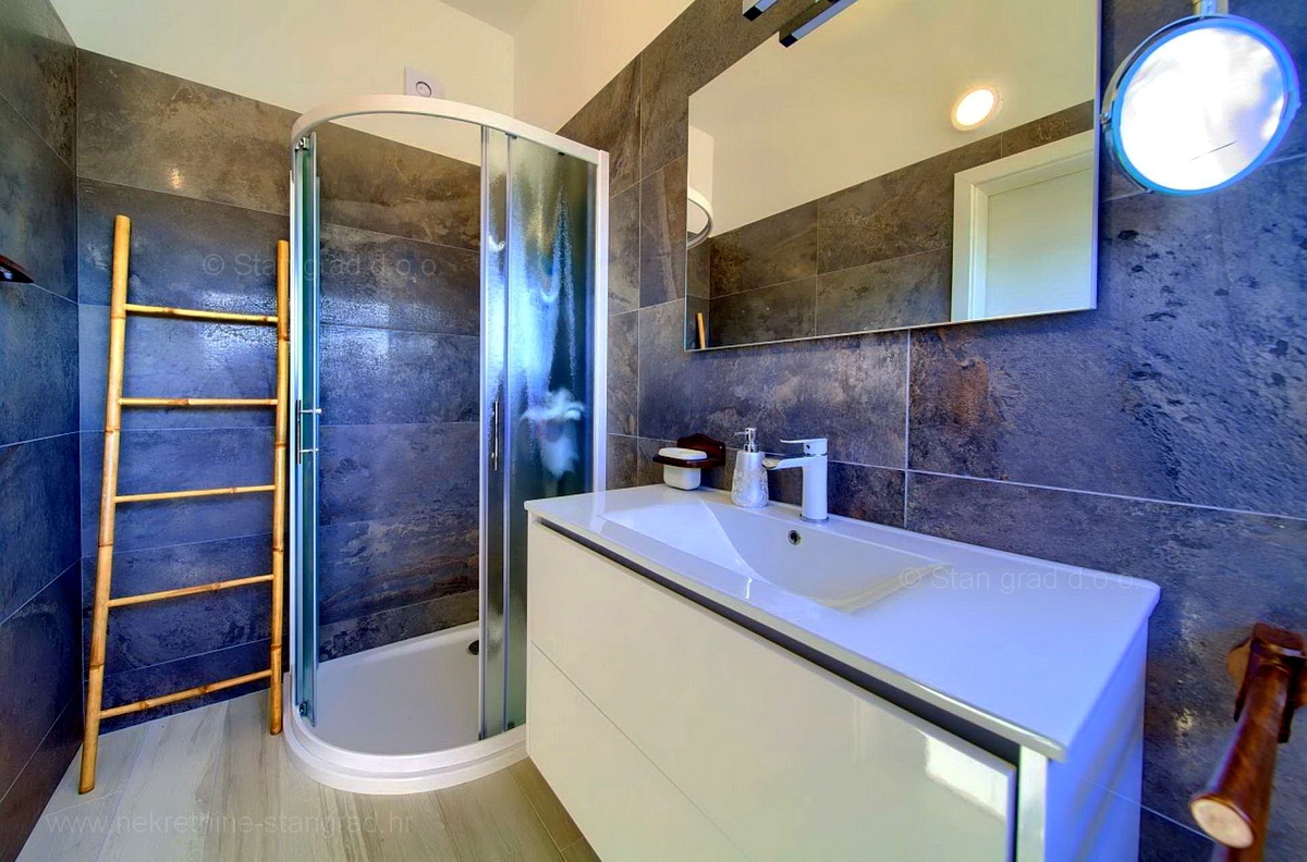 Otok Krk, Vrbnik, nova moderna hiša dvojček z bazenom in odprtim pogledom na morje!