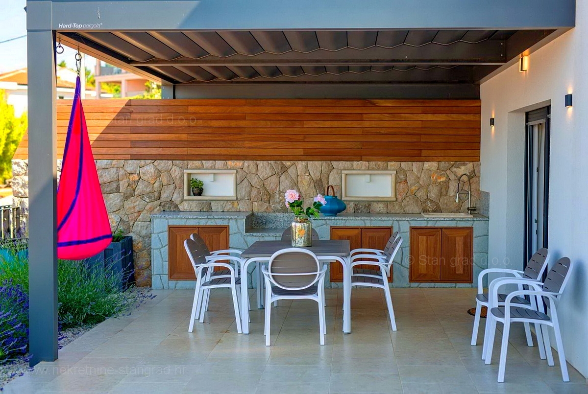 Otok Krk, Vrbnik, nova moderna hiša dvojček z bazenom in odprtim pogledom na morje!