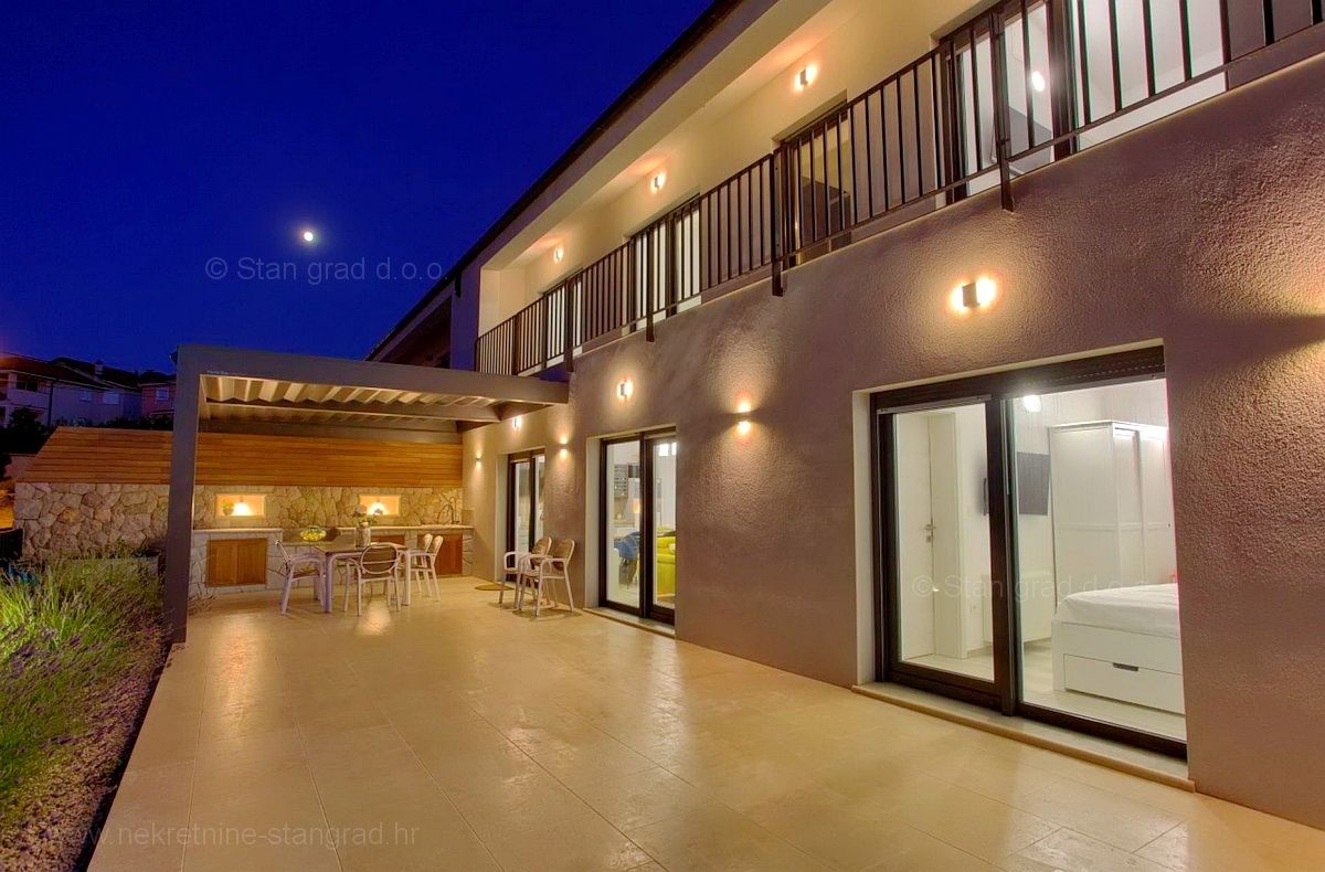 Otok Krk, Vrbnik, nova moderna hiša dvojček z bazenom in odprtim pogledom na morje!