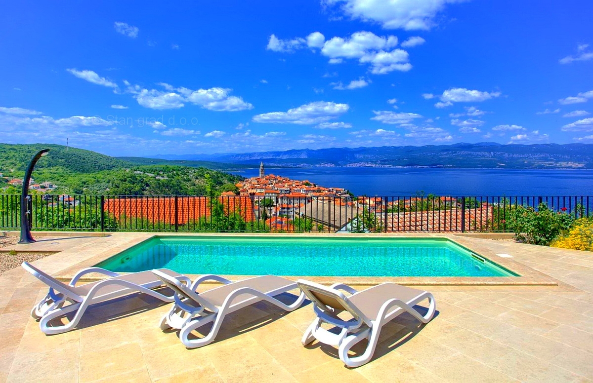 Otok Krk, Vrbnik, nova moderna hiša dvojček z bazenom in odprtim pogledom na morje!