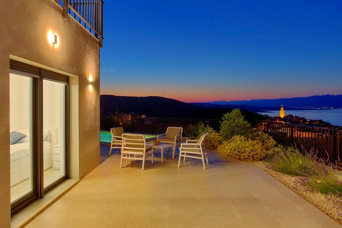 Otok Krk, Vrbnik, nova moderna hiša dvojček z bazenom in odprtim pogledom na morje!