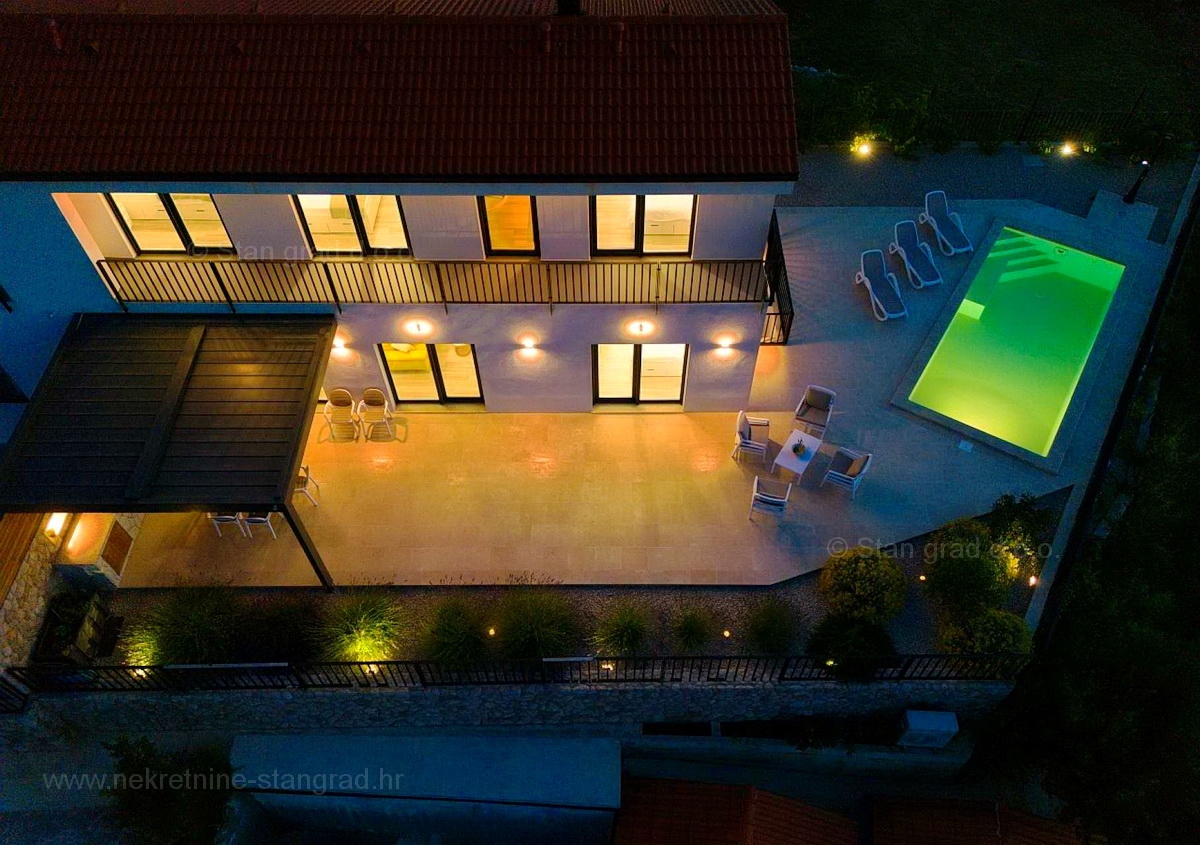 Otok Krk, Vrbnik, nova moderna hiša dvojček z bazenom in odprtim pogledom na morje!