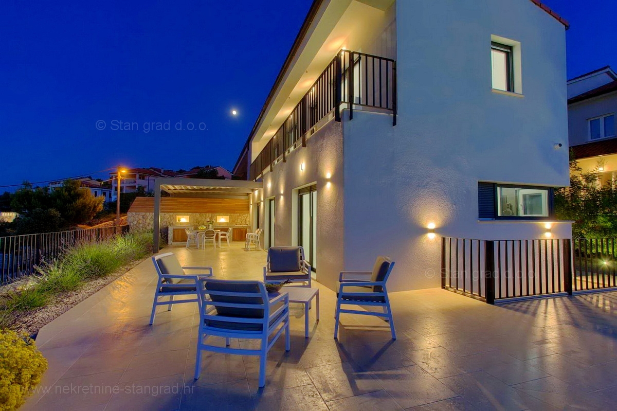 Otok Krk, Vrbnik, nova moderna hiša dvojček z bazenom in odprtim pogledom na morje!