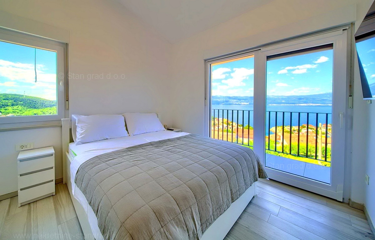 Otok Krk, Vrbnik, nova moderna hiša dvojček z bazenom in odprtim pogledom na morje!