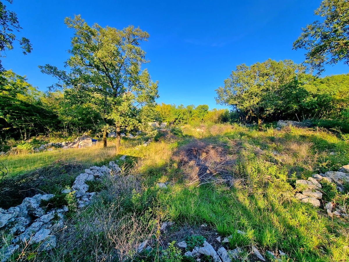 Priložnost! Otok Krk, zaliv Soline, odlično zemljišče za gradnjo na mirni lokaciji!