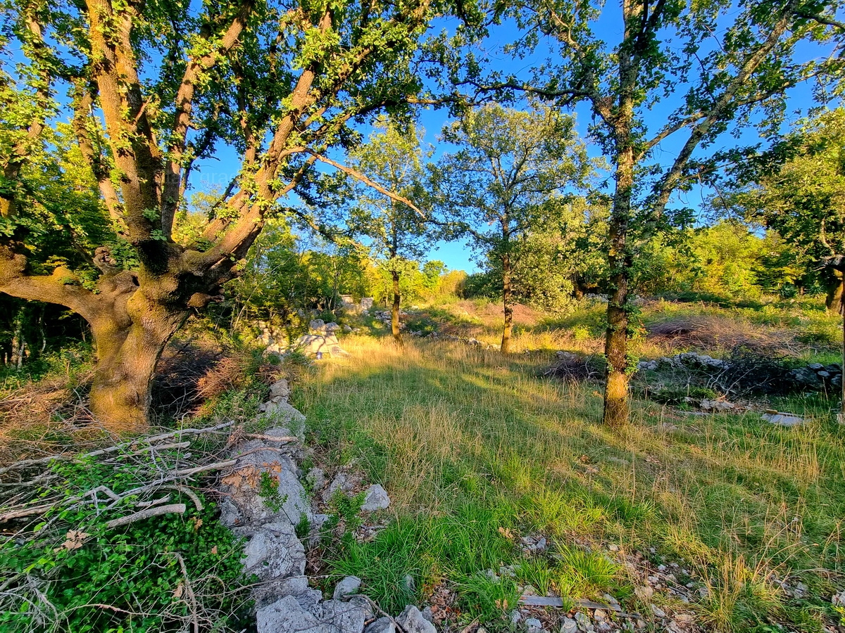 Priložnost! Otok Krk, zaliv Soline, odlično zemljišče za gradnjo na mirni lokaciji!