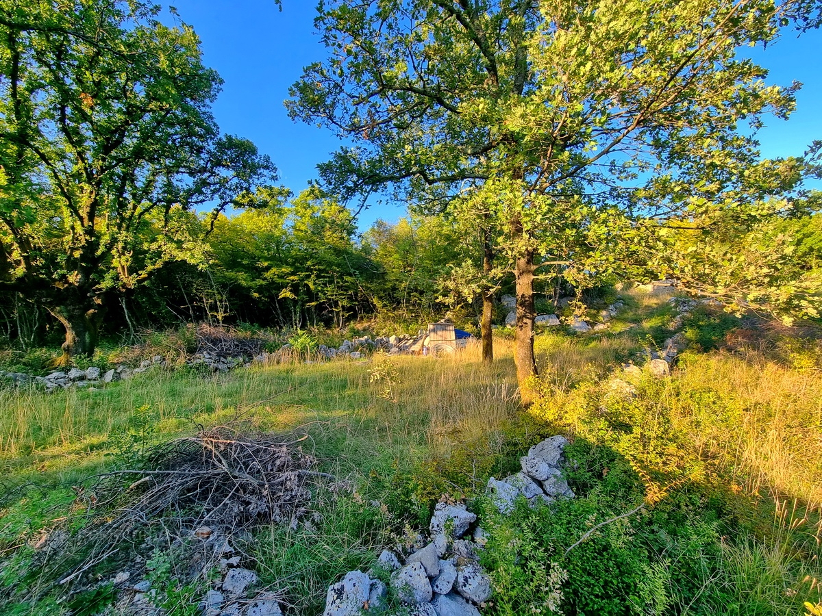 Priložnost! Otok Krk, zaliv Soline, odlično zemljišče za gradnjo na mirni lokaciji!