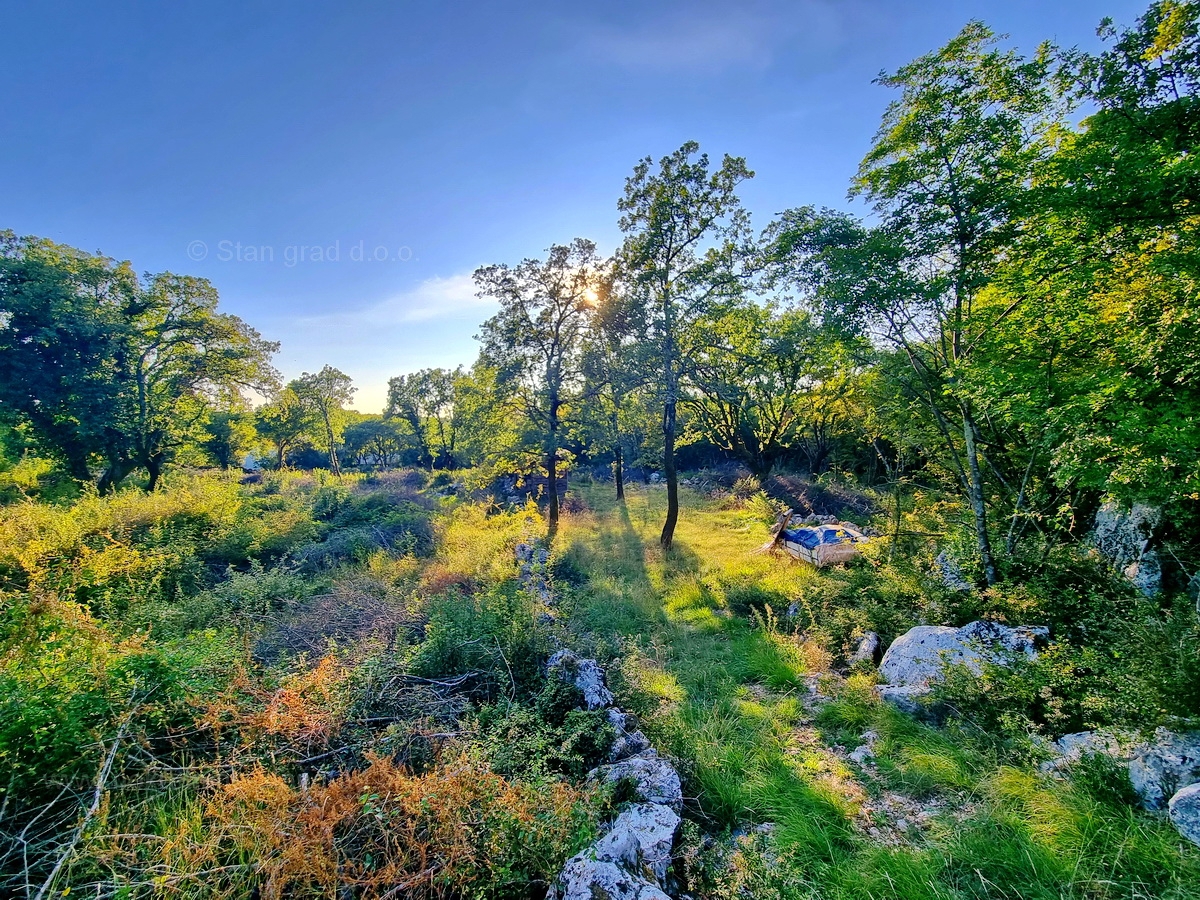 Priložnost! Otok Krk, zaliv Soline, odlično zemljišče za gradnjo na mirni lokaciji!