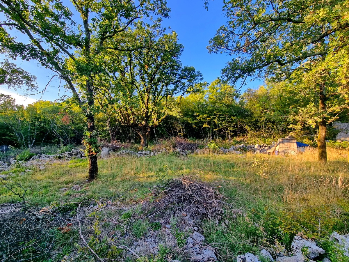 Priložnost! Otok Krk, zaliv Soline, odlično zemljišče za gradnjo na mirni lokaciji!