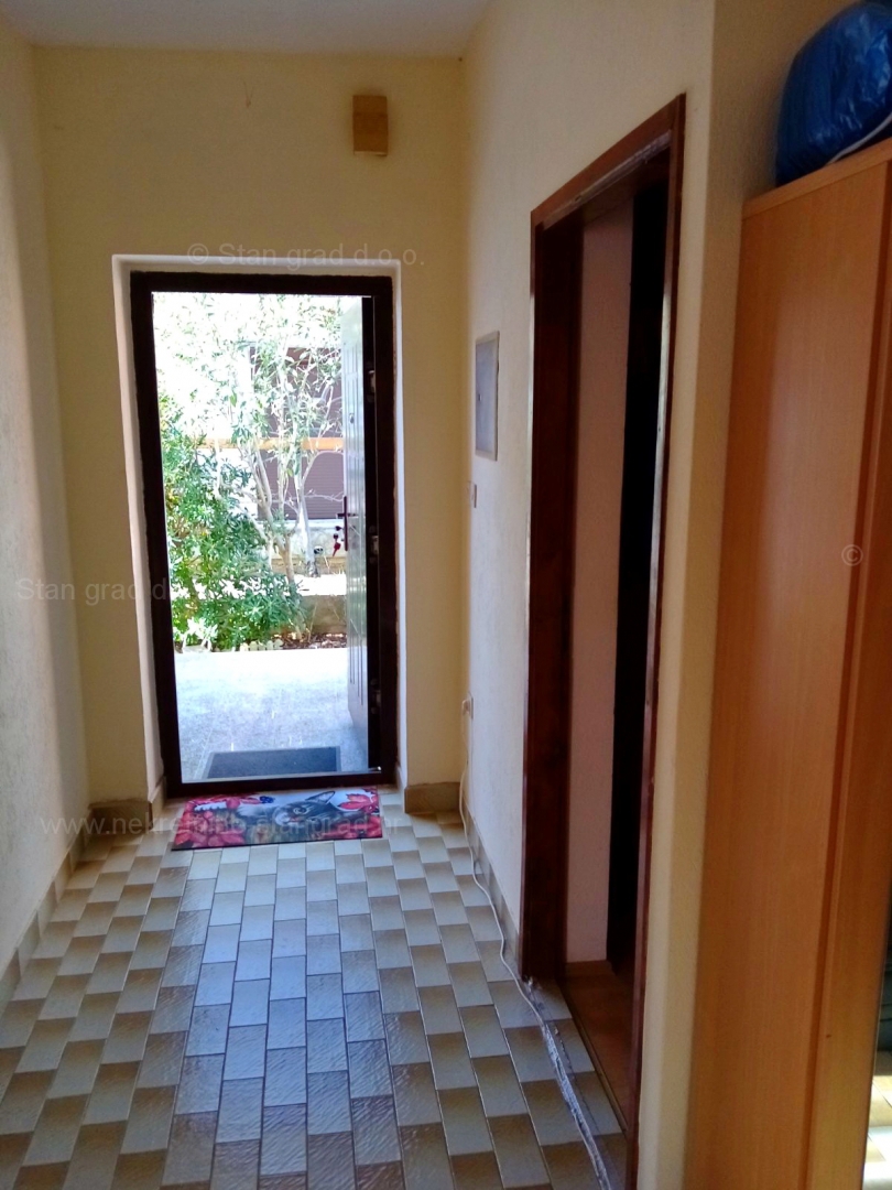 Krk, družinska hiša z dvema apartmajema in pogledom na morje!