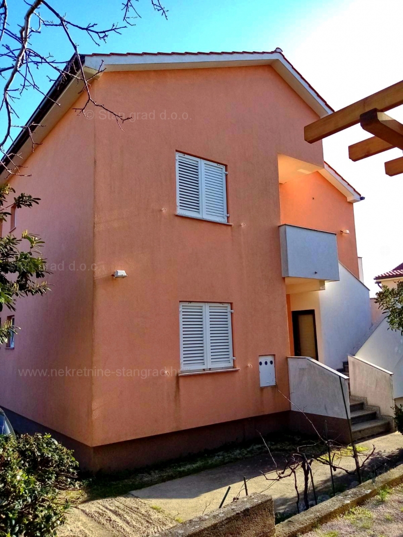 Krk, družinska hiša z dvema apartmajema in pogledom na morje!