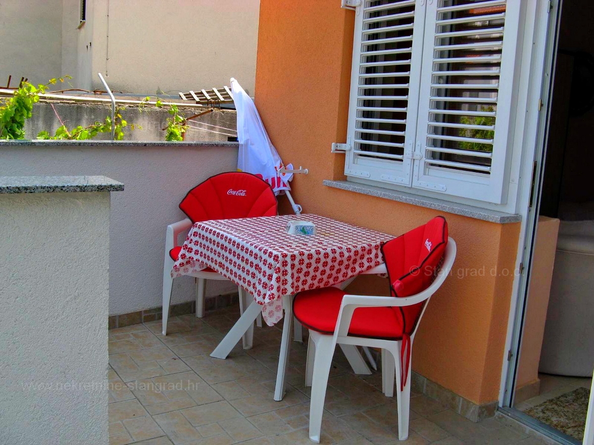 Krk, družinska hiša z dvema apartmajema in pogledom na morje!